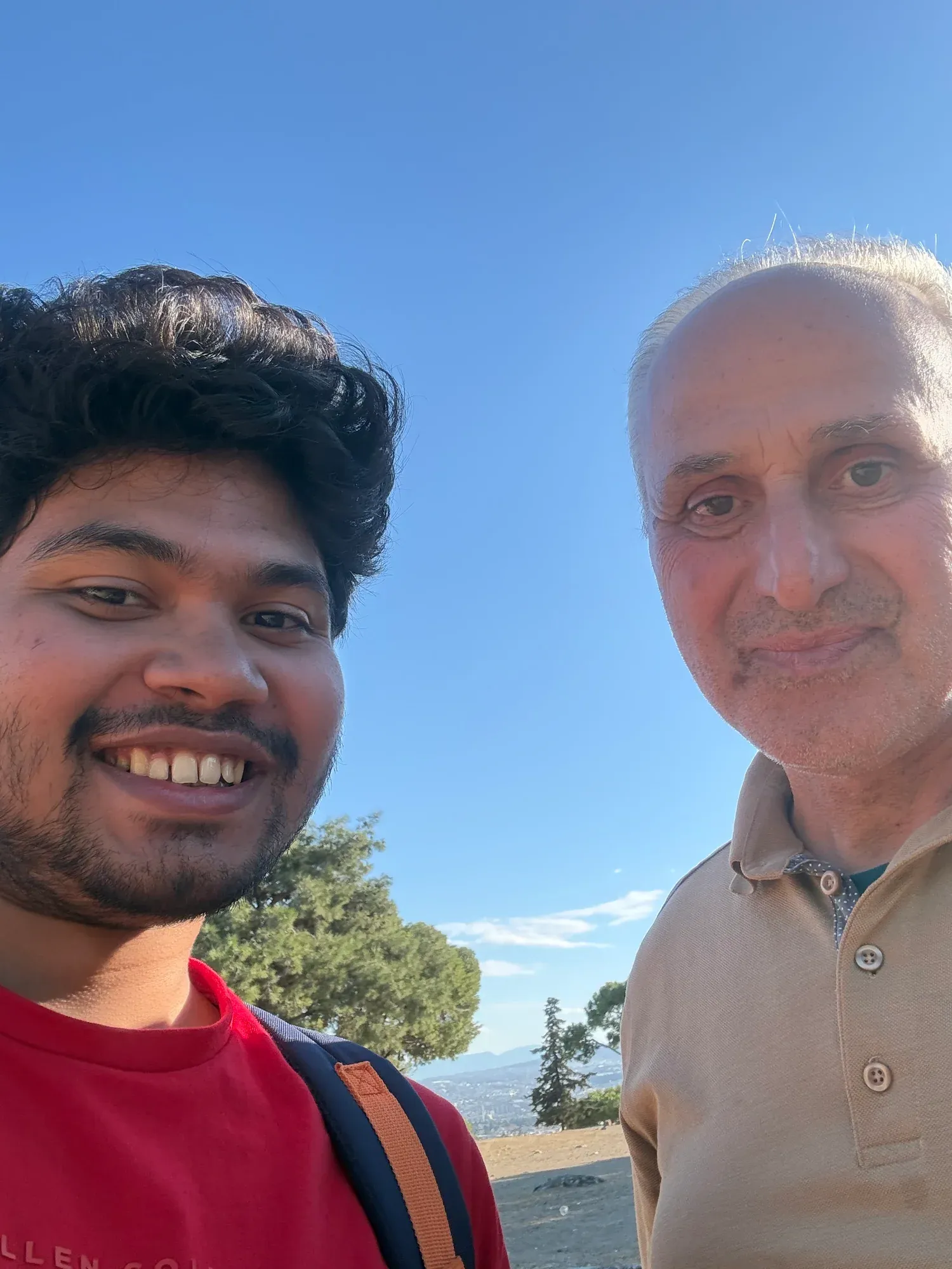A photo with the traveller who gave me an apple